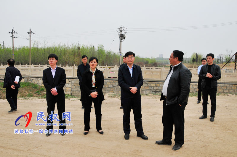 縣委副書記、縣長張團結(jié)查看我縣城區(qū)綠化工作開展情況