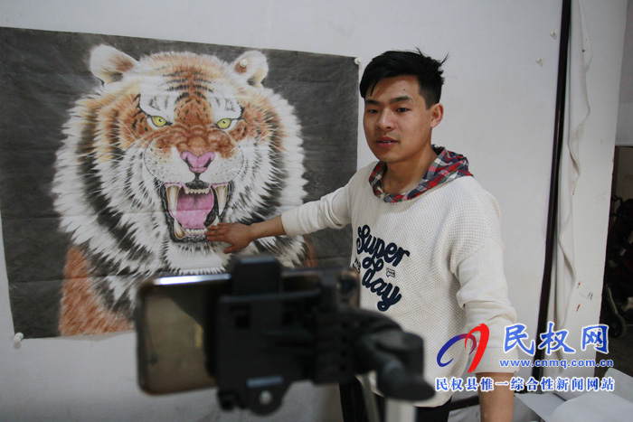 中國畫虎第一村：河南26歲小伙直播賣畫，一場賣出40多幅