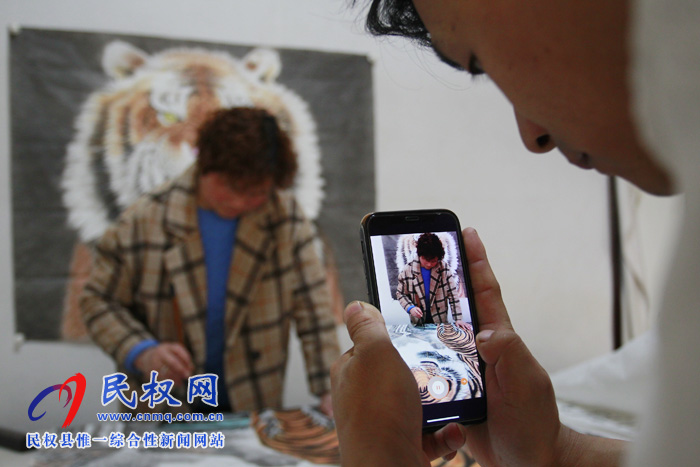 中國畫虎第一村：河南26歲小伙直播賣畫，一場賣出40多幅