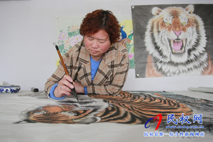 中國畫虎第一村：河南26歲小伙直播賣畫，一場賣出40多幅