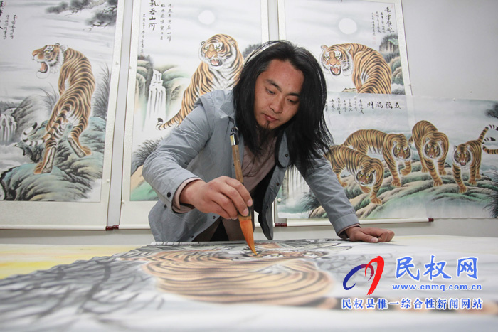 中國畫虎第一村：河南26歲小伙直播賣畫，一場賣出40多幅