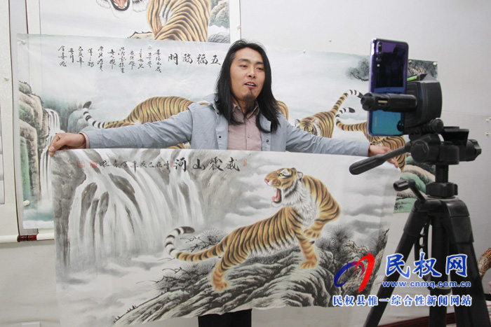 中國畫虎第一村：河南26歲小伙直播賣畫，一場賣出40多幅