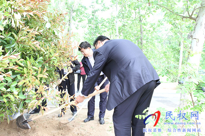 民革省委主委、省政協(xié)副主席李英杰蒞民參加“共植同心林 共圓中國夢”活動