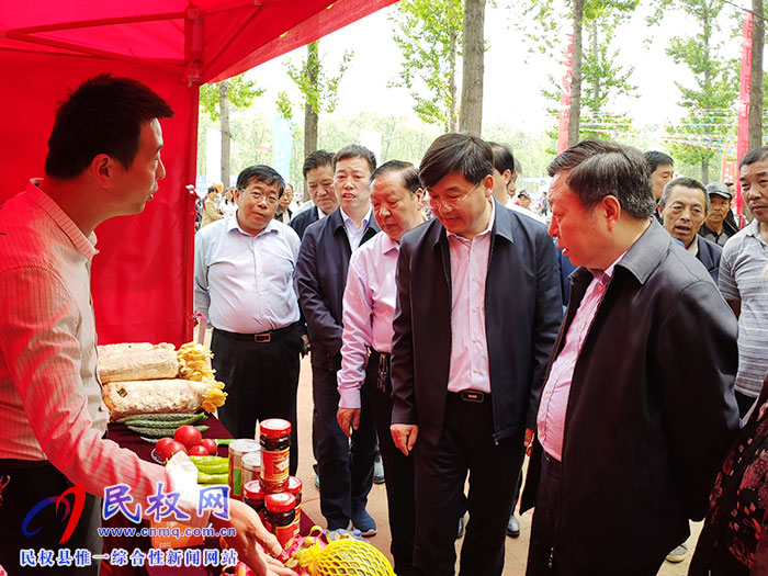 民革省委主委、省政協(xié)副主席李英杰蒞民察看“槐花節(jié)”系列活動(dòng)