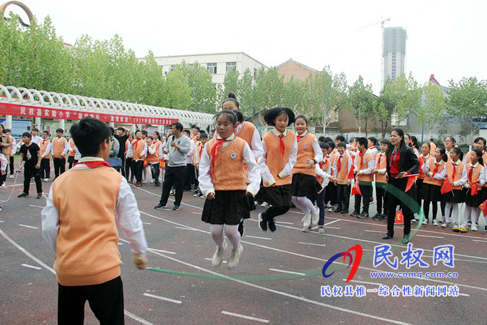 民權(quán)縣實(shí)驗(yàn)小學(xué)舉行“運(yùn)動(dòng)快樂，激情綻放”春季運(yùn)動(dòng)會(huì)