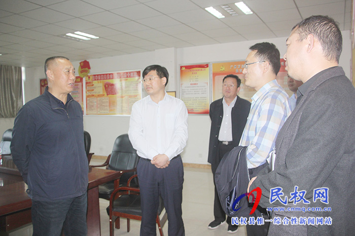 人民日?qǐng)?bào)河南分社采編中心主任馬躍峰一行到我縣調(diào)研 人民日?qǐng)?bào)河南分社采編中心主任馬躍峰一行到我縣調(diào)研