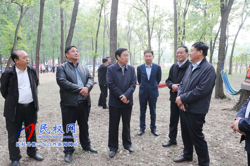 市人大常委會(huì)副主任、民權(quán)縣委書記姬脈常察看槐花節(jié)系列活動(dòng)開展情況