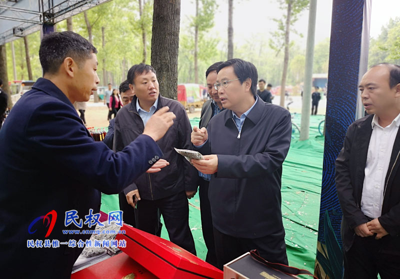 市人大常委會(huì)副主任、民權(quán)縣委書記姬脈常察看槐花節(jié)系列活動(dòng)開展情況