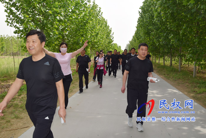 民權(quán)縣糧食收儲中心慶祝新中國成立70周年“放飛心情，健行健康”徒步行