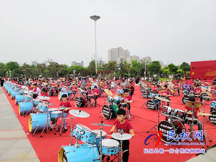 迎祖國70華誕，70名小鼓手共奏《鼓舞中國》