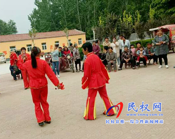 野崗鎮(zhèn)“春蕾”藝人?;鼐蠢显嚎纯? title=