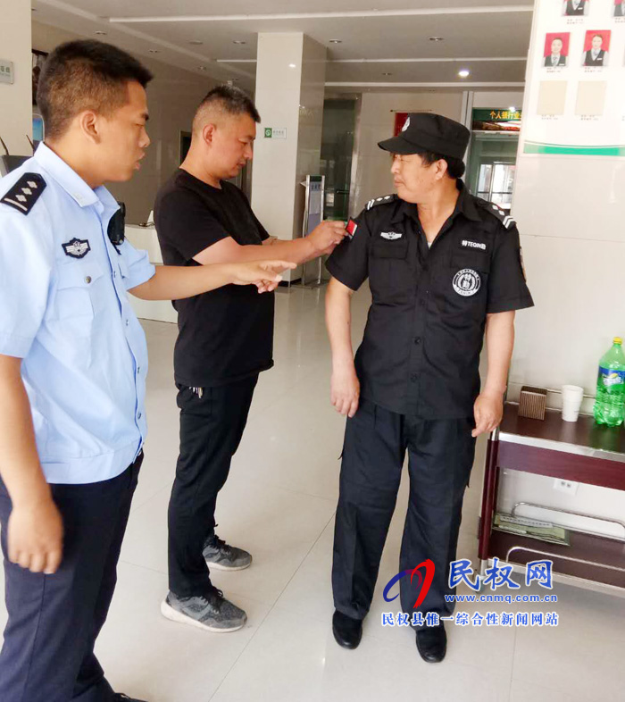 龍?zhí)伶?zhèn)綜治辦對(duì)鎮(zhèn)域內(nèi)企事業(yè)單位保安服裝標(biāo)識(shí)進(jìn)行排查 龍?zhí)伶?zhèn)綜治辦對(duì)鎮(zhèn)域內(nèi)企事業(yè)單位保安服裝標(biāo)識(shí)進(jìn)行排查