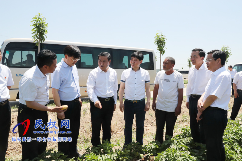 副省長(zhǎng)武國(guó)定蒞民調(diào)研糧食安全和脫貧攻堅(jiān)工作 副省長(zhǎng)武國(guó)定蒞民調(diào)研糧食安全和脫貧攻堅(jiān)工作