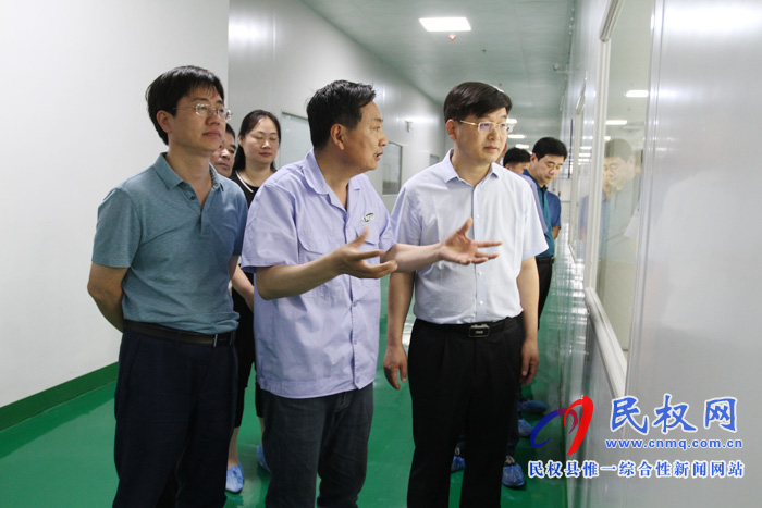 縣委副書記、縣長張團(tuán)結(jié)實(shí)地察看我縣重點(diǎn)項目建設(shè)情況