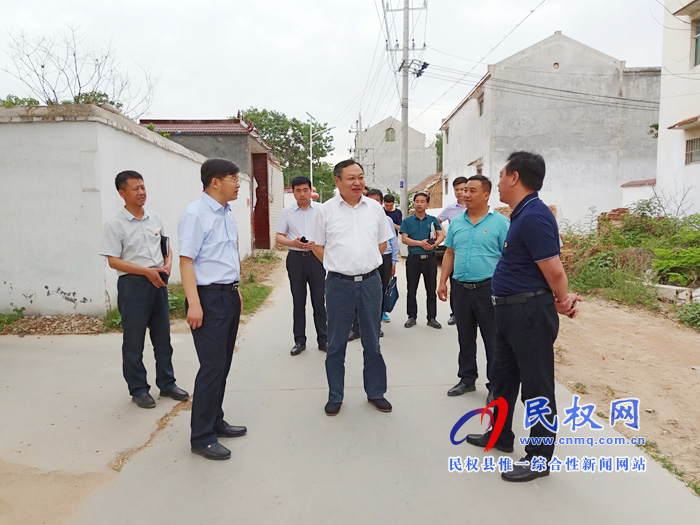 市委常委、常務副市長吳祖明到我縣龍?zhí)伶?zhèn)邢莊村開展“三?五”基層工作日活動