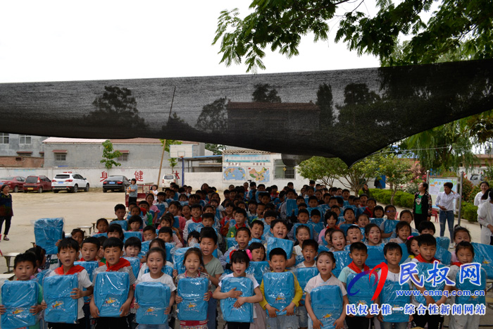 民權(quán)縣程莊鎮(zhèn)王柿園希望小學(xué)舉行“有福童享 繪就夢(mèng)想”愛(ài)心公益活動(dòng)受贈(zèng)儀式 民權(quán)縣程莊鎮(zhèn)王柿園希望小學(xué)舉行“有福童享 繪就夢(mèng)想”愛(ài)心公益活動(dòng)受贈(zèng)儀式