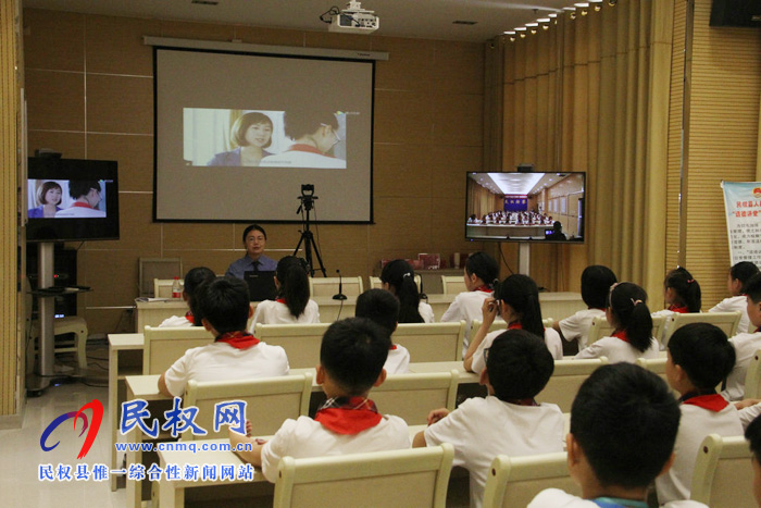 民權(quán)縣實(shí)驗(yàn)小學(xué)組織學(xué)生代表走進(jìn)檢察院參加開(kāi)放日活動(dòng) 民權(quán)縣實(shí)驗(yàn)小學(xué)組織學(xué)生代表走進(jìn)檢察院參加開(kāi)放日活動(dòng)