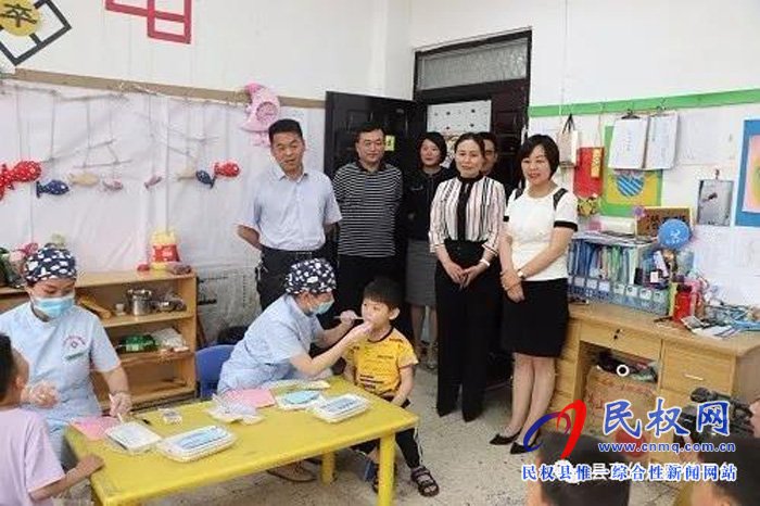 民權(quán)縣政協(xié)領(lǐng)導(dǎo)蒞臨民權(quán)縣幼兒園開展關(guān)愛兒童口腔健康活動 民權(quán)縣政協(xié)領(lǐng)導(dǎo)蒞臨民權(quán)縣幼兒園開展關(guān)愛兒童口腔健康活動