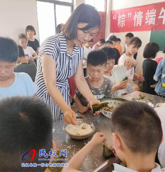 團縣委聯(lián)合林七鄉(xiāng)中心校組織開展“‘粽’情端午‘青’暖留守兒童”活動