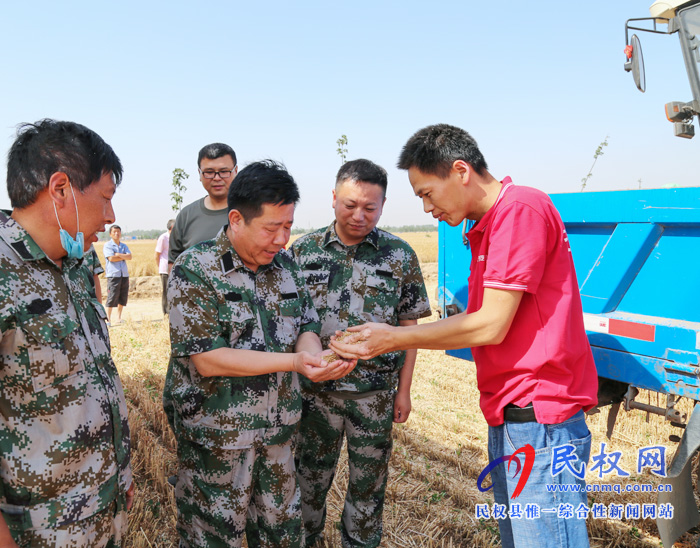 人和鎮(zhèn)黨政領(lǐng)導(dǎo)慰問(wèn)“三夏”生產(chǎn)工作人員 人和鎮(zhèn)黨政領(lǐng)導(dǎo)慰問(wèn)“三夏”生產(chǎn)工作人員