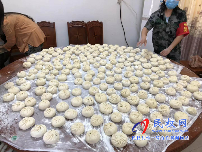 野崗鎮(zhèn)麥收防火應急隊員為“三夏”禁燒戰(zhàn)士送慰問包子 野崗鎮(zhèn)麥收防火應急隊員為“三夏”禁燒戰(zhàn)士送慰問包子