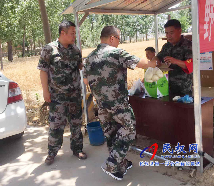 野崗鎮(zhèn)麥收防火應急隊員為“三夏”禁燒戰(zhàn)士送慰問包子 野崗鎮(zhèn)麥收防火應急隊員為“三夏”禁燒戰(zhàn)士送慰問包子