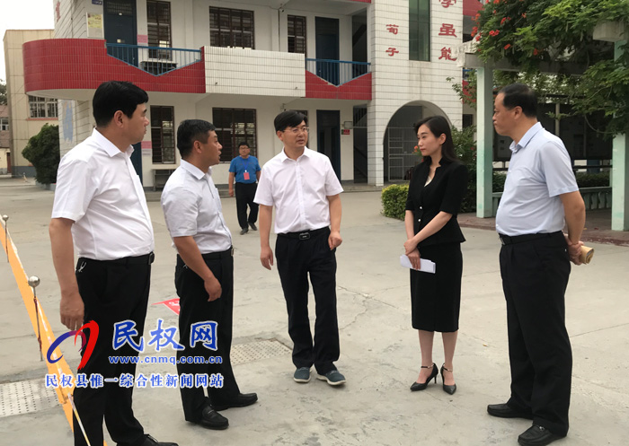 縣委副書記、縣長張團結(jié)查看高考工作準備情況