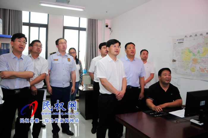 縣委副書記、縣長張團(tuán)結(jié)查看“三夏”工作開展情況