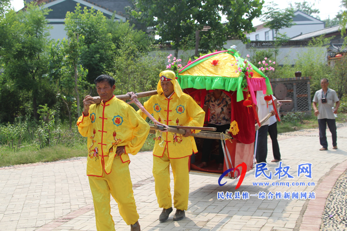 花園鄉(xiāng)趙洪坡村舉行首屆“觀民俗、包粽子、坐花轎”民俗文化活動