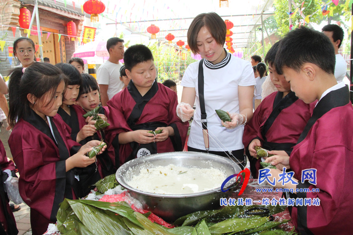 花園鄉(xiāng)趙洪坡村舉行首屆“觀民俗、包粽子、坐花轎”民俗文化活動