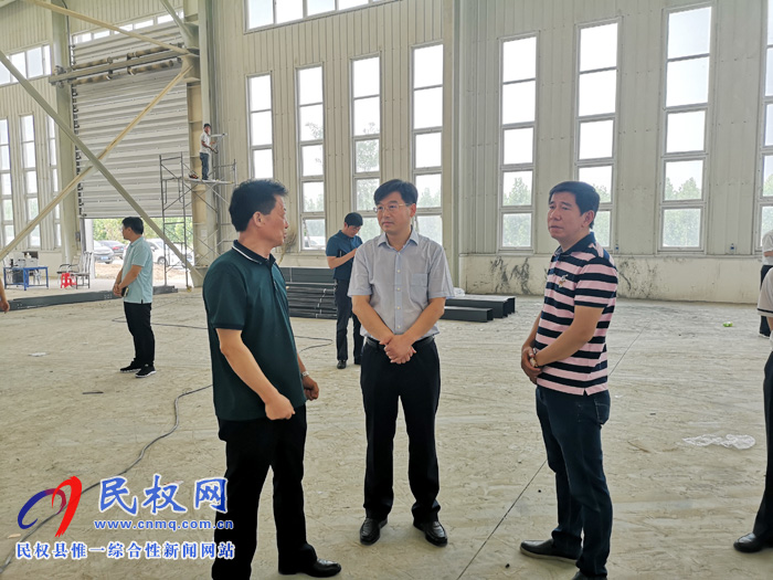 縣委副書記、縣長(zhǎng)張團(tuán)結(jié)查看我縣企業(yè)生產(chǎn)和建設(shè)工作