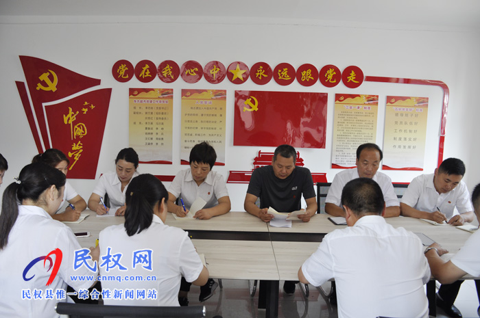 縣東方超市黨支部開展“不忘初心 牢記使命 重溫入黨誓詞 促進(jìn)企業(yè)發(fā)展”活動 縣東方超市黨支部開展“不忘初心 牢記使命 重溫入黨誓詞 促進(jìn)企業(yè)發(fā)展”活動