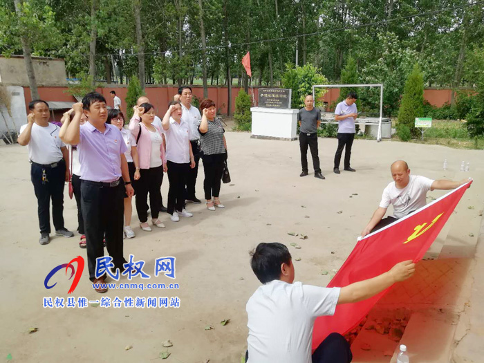 縣民族學(xué)校黨支部組織黨員教師開展“參觀李館地道遺址，弘揚(yáng)紅色革命精神” 實(shí)踐教育活動(dòng)