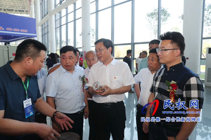 市人大常委會(huì)副主任、縣委書(shū)記姬脈常參觀2019第七屆中國(guó)花生、葵花產(chǎn)業(yè)博覽會(huì)展館