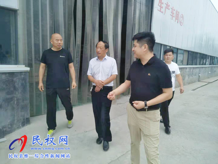 縣總工會主席瞿志君到龍?zhí)伶?zhèn)工業(yè)園區(qū)調研農民工雙向服務工作 縣總工會主席瞿志君到龍?zhí)伶?zhèn)工業(yè)園區(qū)調研農民工雙向服務工作