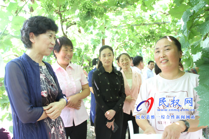 省婦聯(lián)副主席崔愛蘭到民權(quán)調(diào)研“巧媳婦”工程及婦女發(fā)展工作 省婦聯(lián)副主席崔愛蘭到民權(quán)調(diào)研“巧媳婦”工程及婦女發(fā)展工作