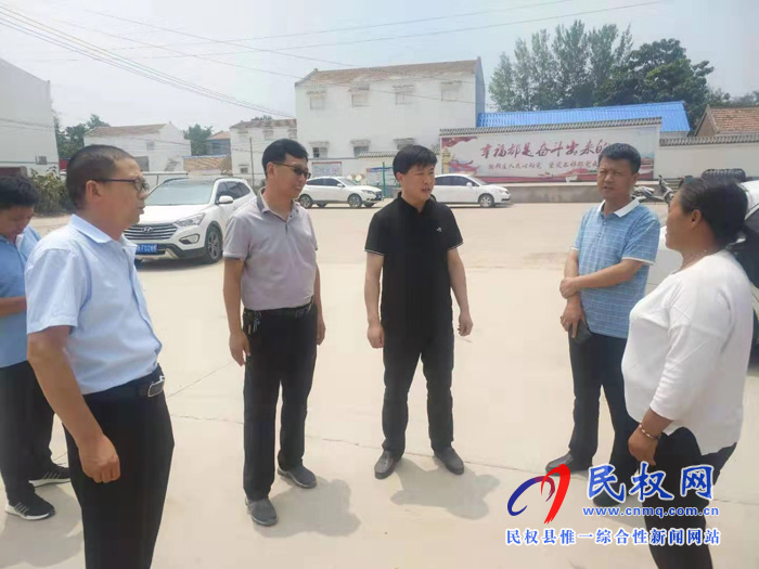 縣農(nóng)業(yè)農(nóng)村局局長張友永到龍?zhí)伶?zhèn)督導(dǎo)“三清一改”工作 縣農(nóng)業(yè)農(nóng)村局局長張友永到龍?zhí)伶?zhèn)督導(dǎo)“三清一改”工作