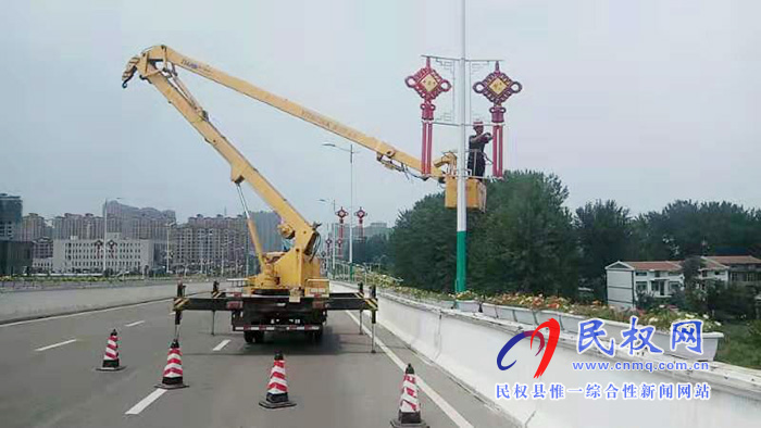 城管局路燈管理所加強(qiáng)路燈維修、維護(hù)，保證安全亮化