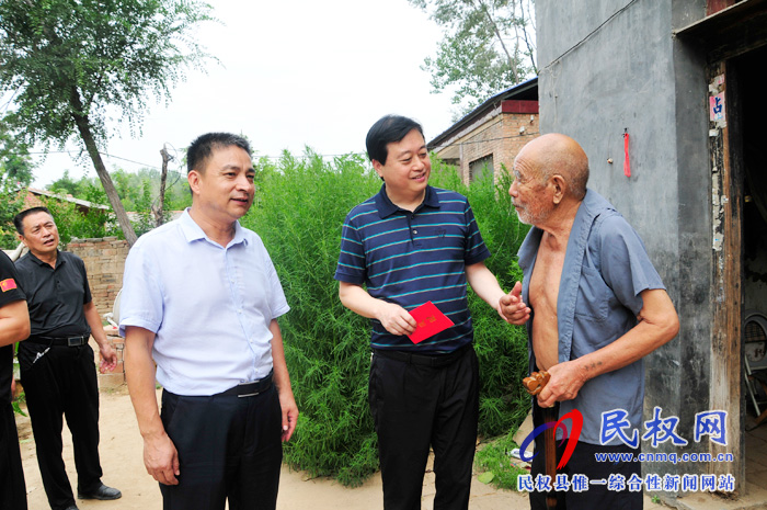 縣委常委、統(tǒng)戰(zhàn)部長趙通慰問革命老區(qū)復(fù)退軍人