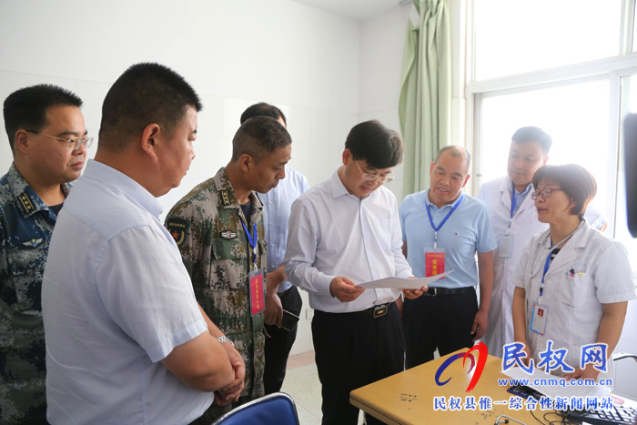 縣委副書記、縣長張團結(jié)檢查指導(dǎo)征兵體檢工作