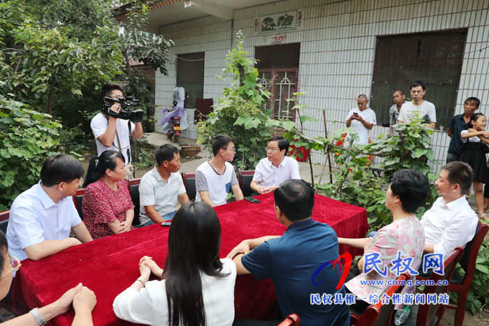 市人大常委會副主任、縣委書記姬脈常慰問我縣考入“清華大學(xué)”優(yōu)秀學(xué)子賈凱