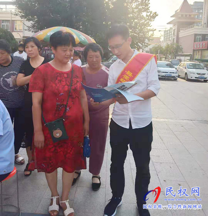 縣委組織部開(kāi)展黨員進(jìn)社區(qū)活動(dòng) 縣委組織部開(kāi)展黨員進(jìn)社區(qū)活動(dòng)