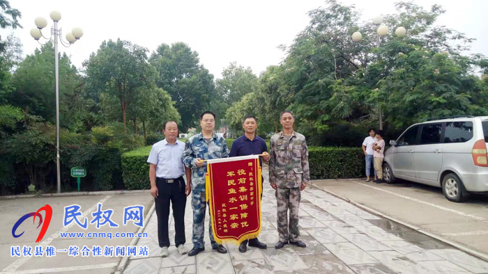 民權縣人民武裝部為實驗中學贈送錦旗 民權縣人民武裝部為實驗中學贈送錦旗
