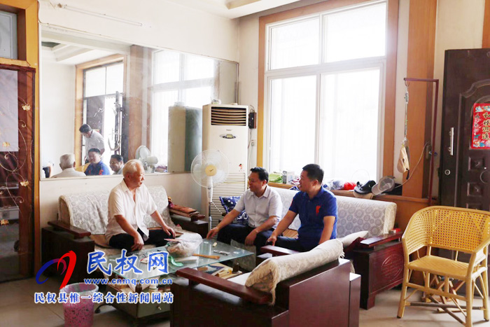 縣人大常委會副主任石克林、李新軍看望慰問部分離退休老干部