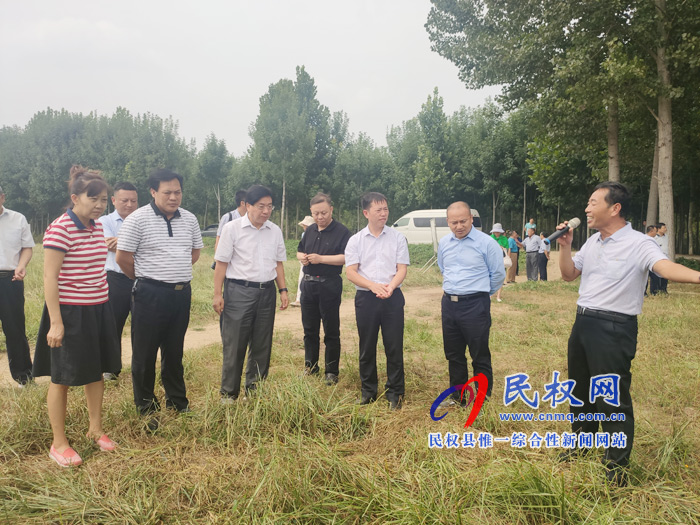 省政協(xié)副主席李英杰蒞民調研油莎豆產(chǎn)業(yè)發(fā)展情況 省政協(xié)副主席李英杰蒞民調研油莎豆產(chǎn)業(yè)發(fā)展情況