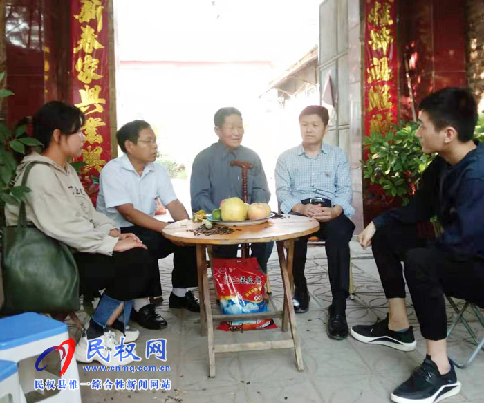 縣愛衛(wèi)辦組織黨員干部聆聽老黨員講愛國(guó)衛(wèi)生故事 縣愛衛(wèi)辦組織黨員干部聆聽老黨員講愛國(guó)衛(wèi)生故事