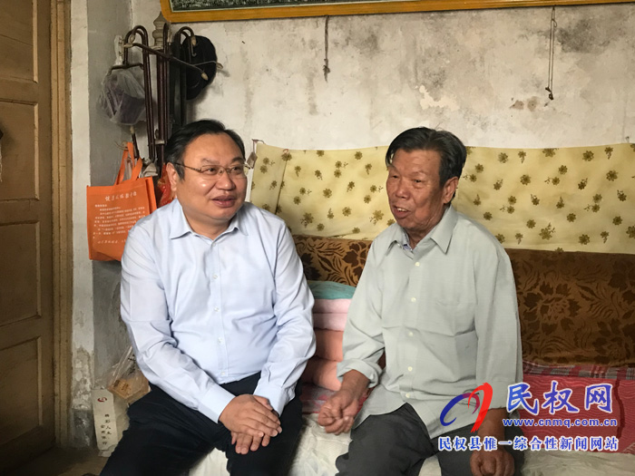 市委常委、常務(wù)副市長(zhǎng)吳祖明到我縣走訪慰問(wèn)全國(guó)勞動(dòng)模范劉翔鳴