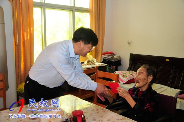縣委副書記、縣長張團(tuán)結(jié)看望慰問百歲老人
