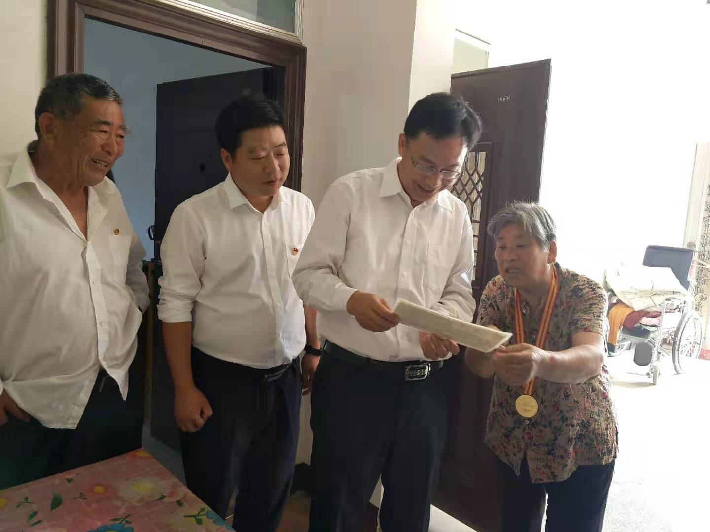 走訪慰問老黨員 濃濃關(guān)懷暖人心   縣委常委、紀(jì)委書記、監(jiān)察委主任張亞光到胡集鄉(xiāng)慰問老黨員