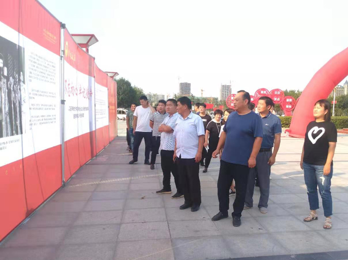 縣規(guī)劃中心組織人員觀看民權(quán)縣慶祝新中國成立70周年“我和我的祖國”大型圖片展 縣規(guī)劃中心組織人員觀看民權(quán)縣慶祝新中國成立70周年“我和我的祖國”大型圖片展